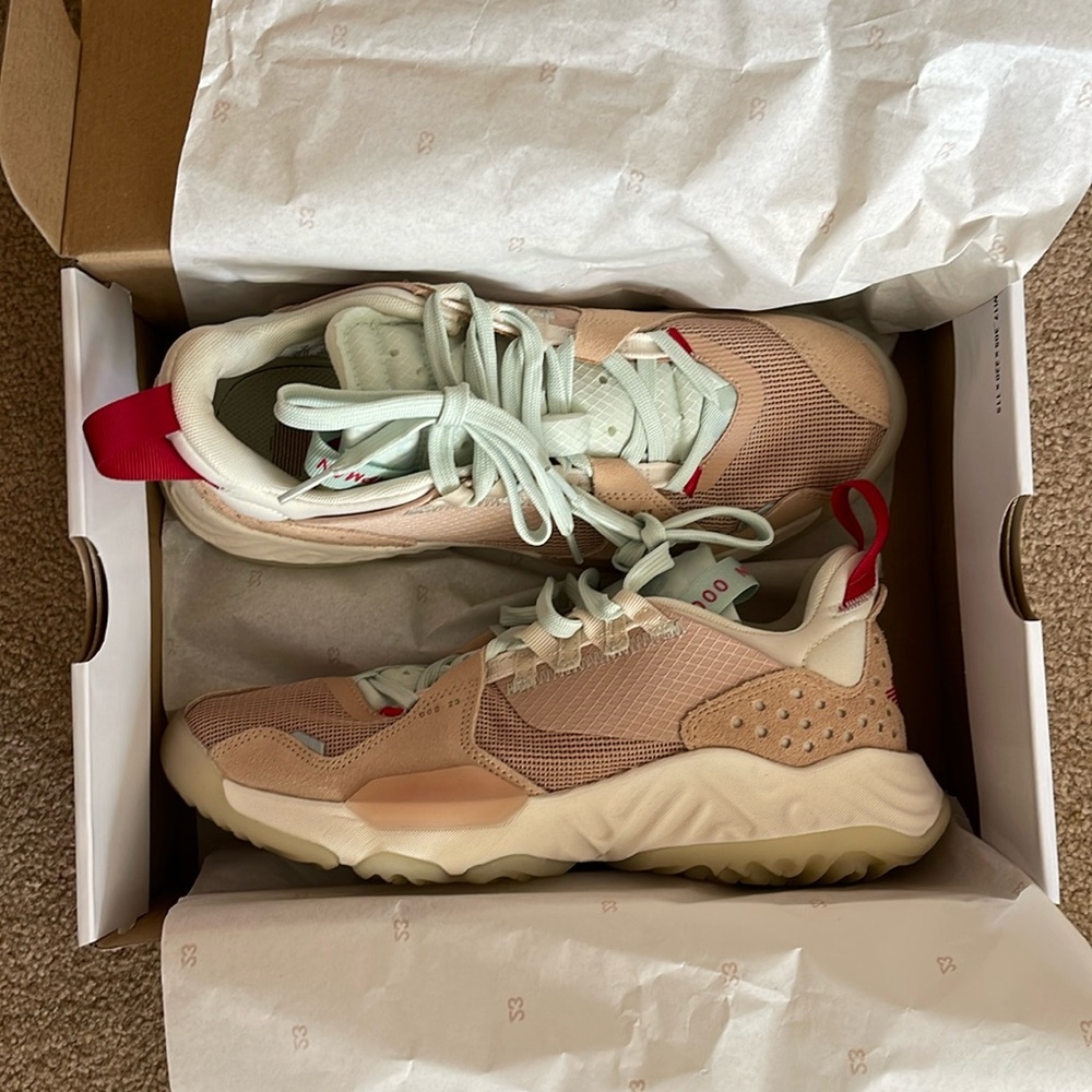 Nike Women’s Jordan Delta size 8